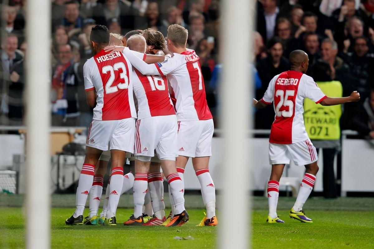 开云体育-比赛中球队踢出高难度配合，掀起观赏热潮