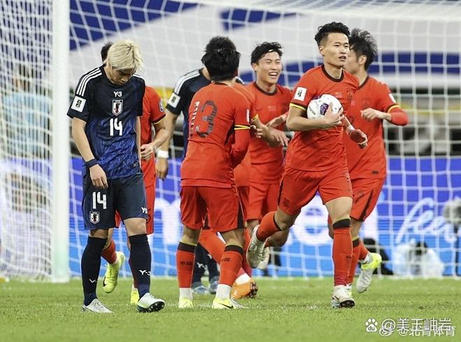 比赛中球队踢出高难度配合,掀起观赏热潮 比赛中球队踢出高难度配合,掀起观赏热潮