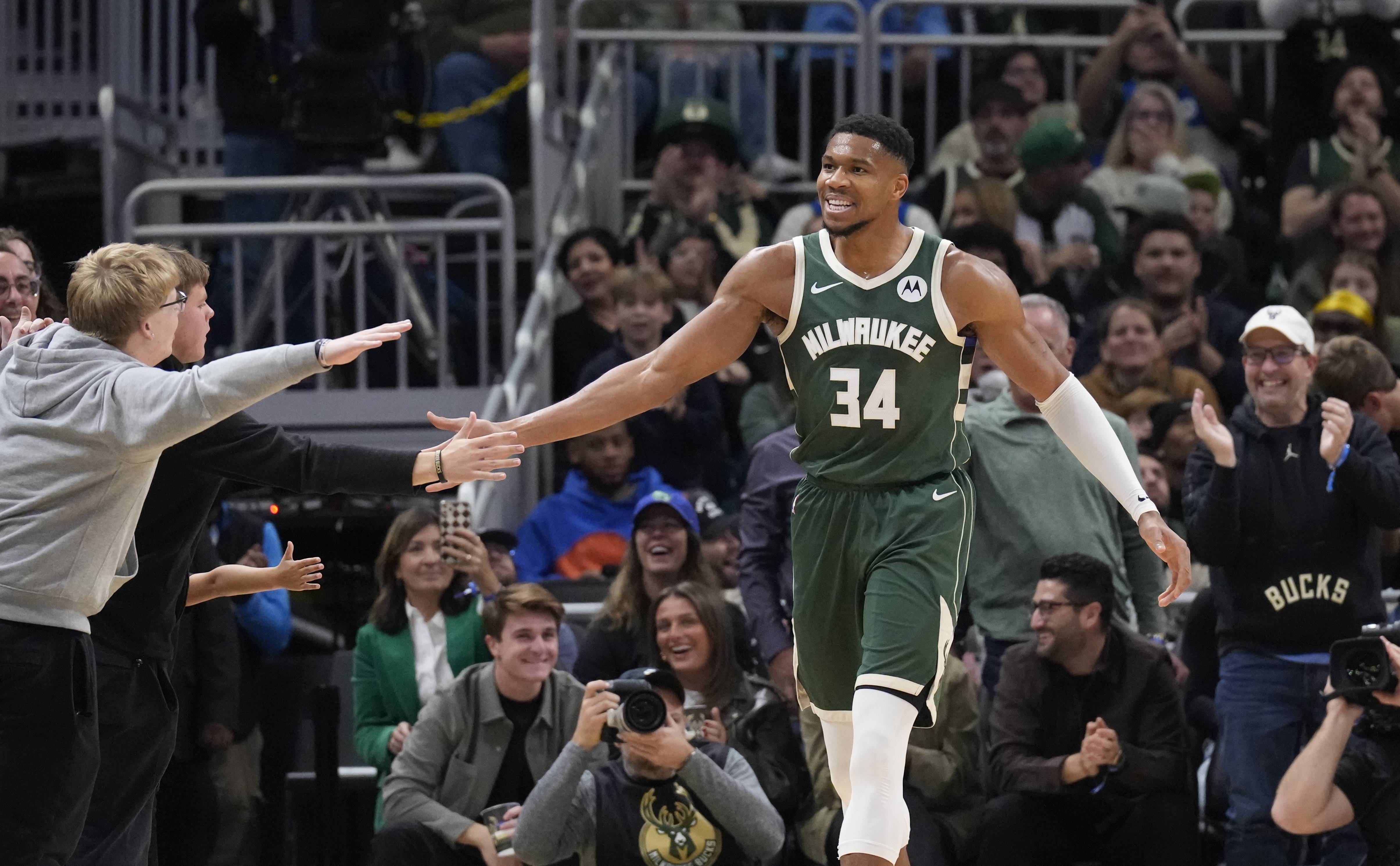 雄鹿击败步行者,字母哥表现抢眼 雄鹿击败步行者,字母哥表现抢眼