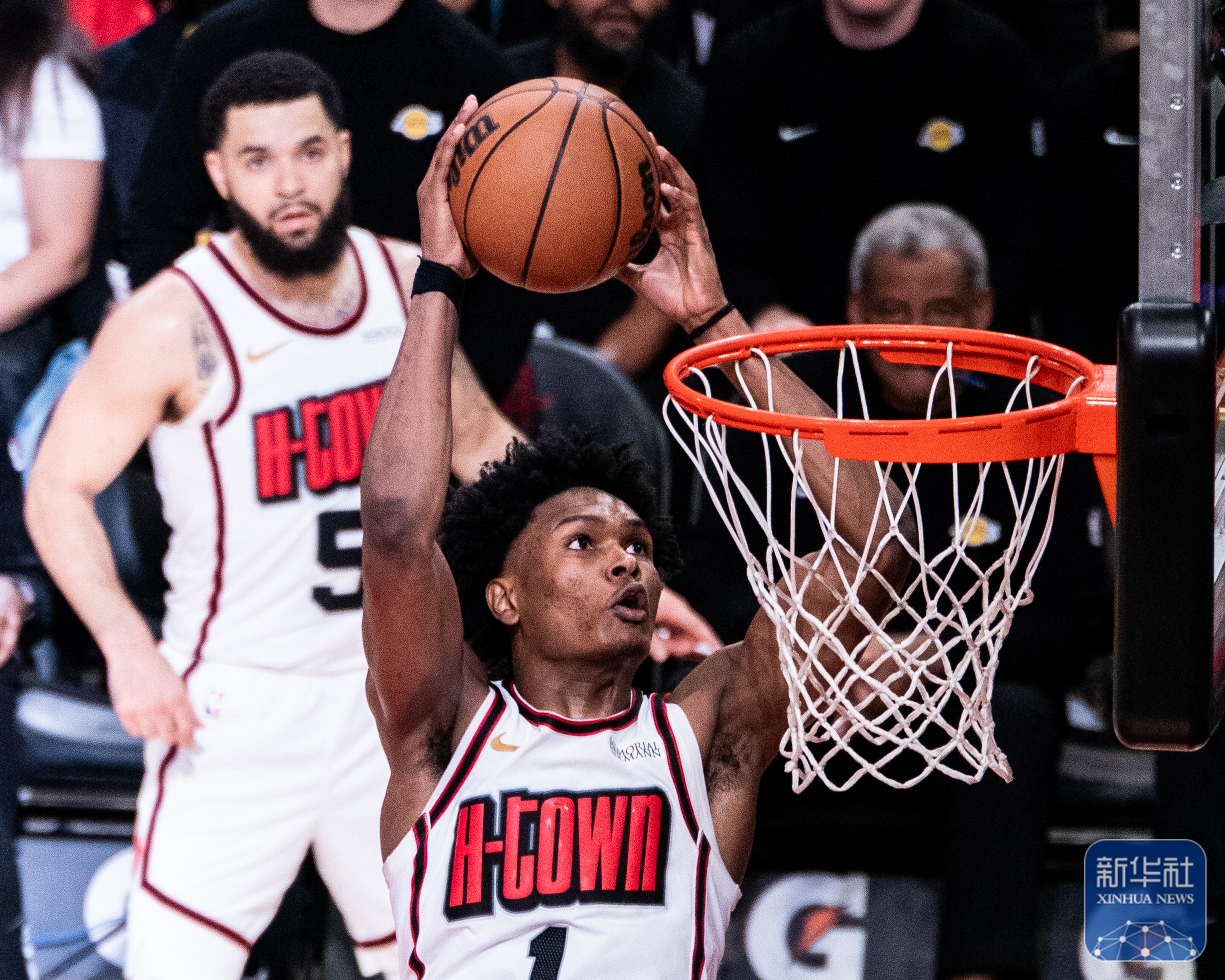 开云体育官网-火箭队主场比赛圆满收官，球迷欢呼雀跃庆祝胜利的简单介绍