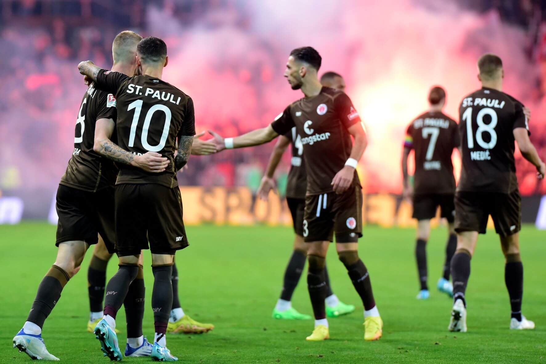 开云体育官方网站-包含多特蒙德球员奋力拼搏，夺得胜利的词条