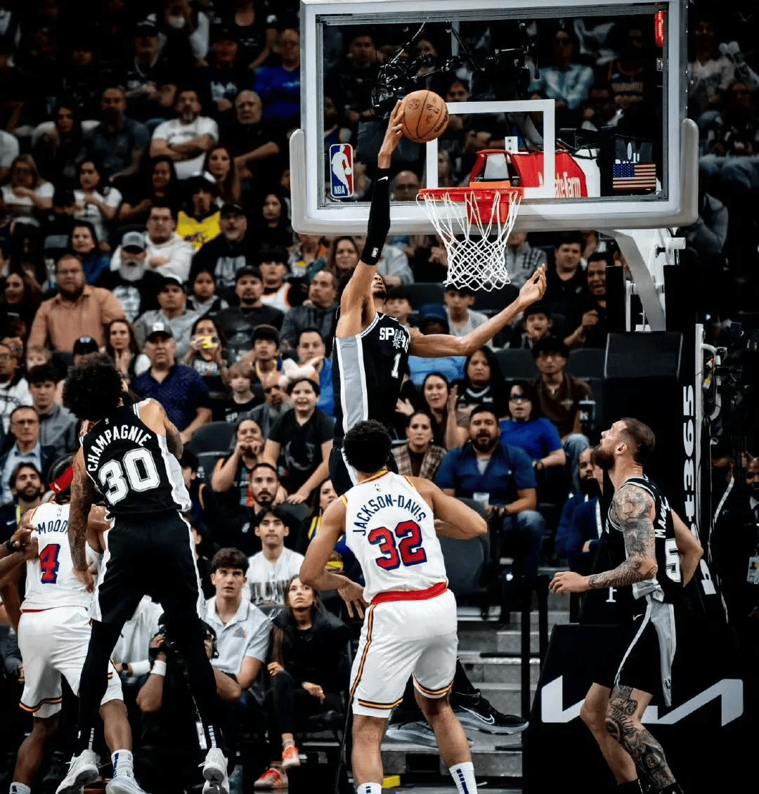 开云体育登录-昨晚精彩绝伦的比赛，让人沉浸在篮球的世界里！