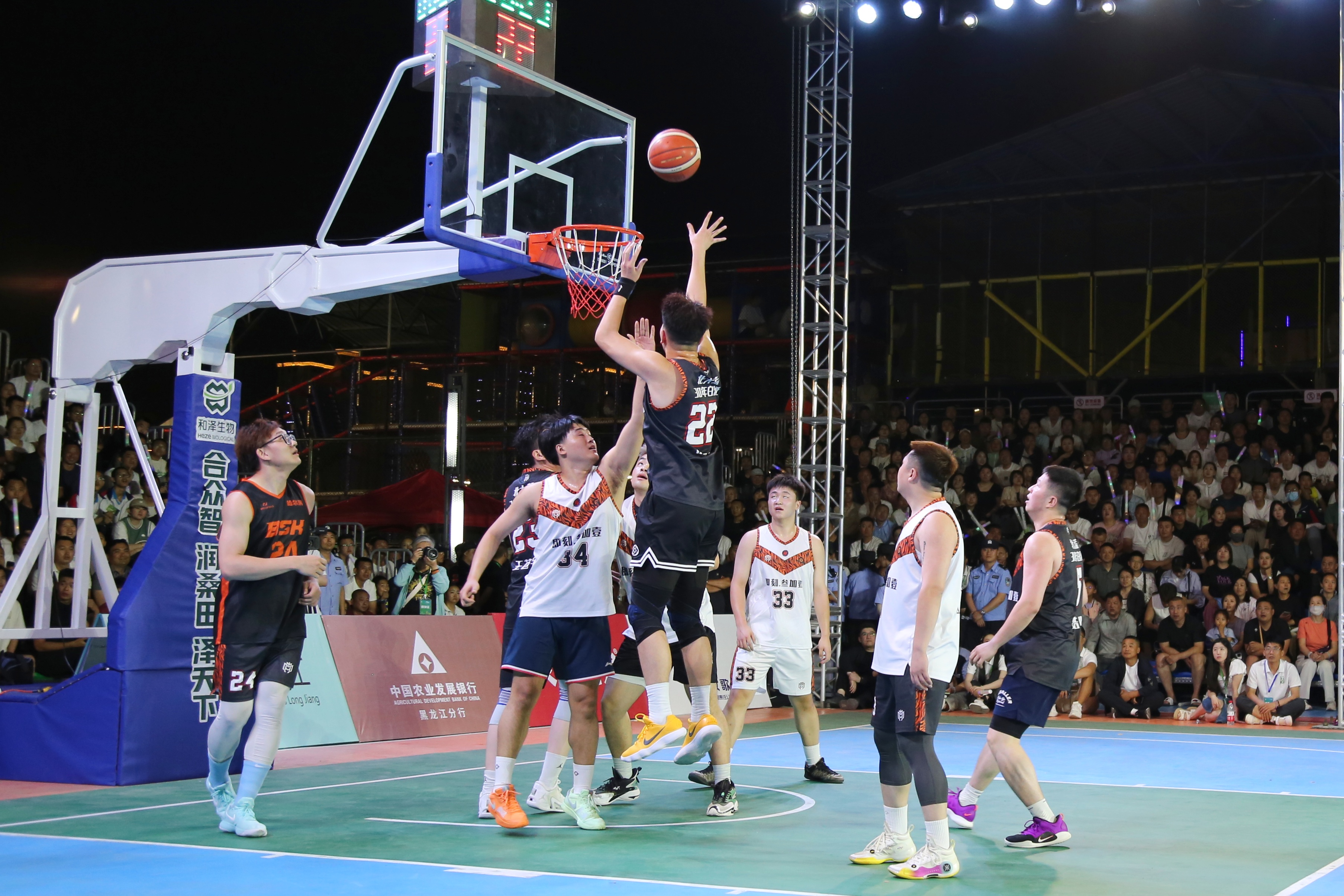 昨晚精彩绝伦的比赛,让人沉浸在篮球的世界里! 昨晚精彩绝伦的比赛,让人沉浸在篮球的世界里!