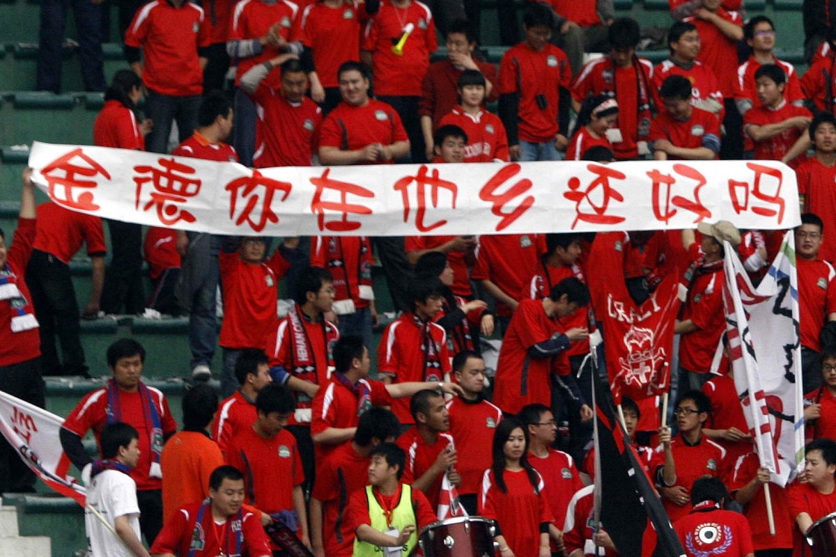 球队团结紧密,为胜利拼尽全力拼搏 球队团结紧密,为胜利拼尽全力拼搏