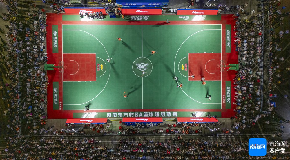 海南队在球场上展现出扎实的技术 海南队在球场上展现出扎实的技术