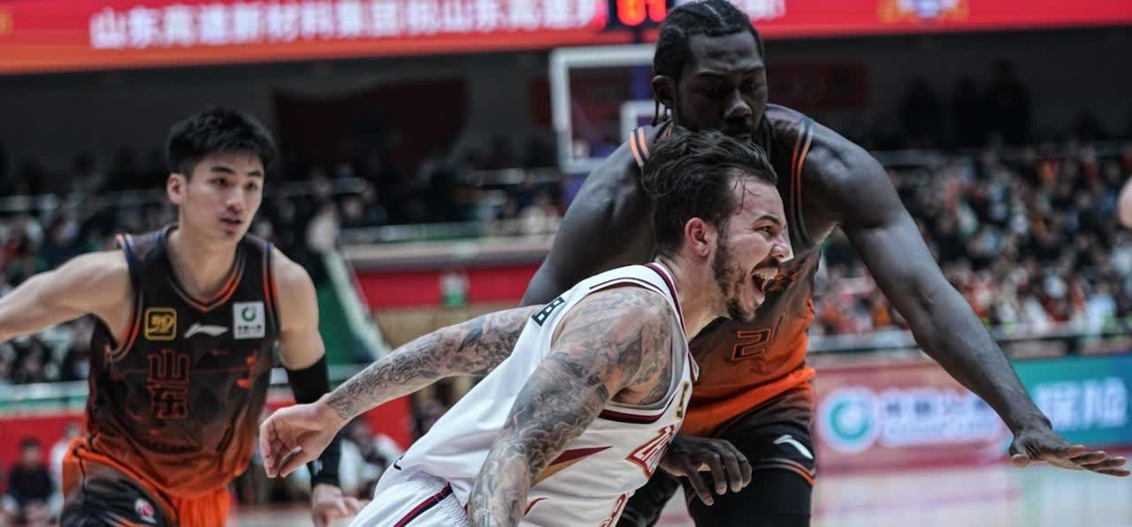 开云体育app-精准三分射手，帮助球队击败对手