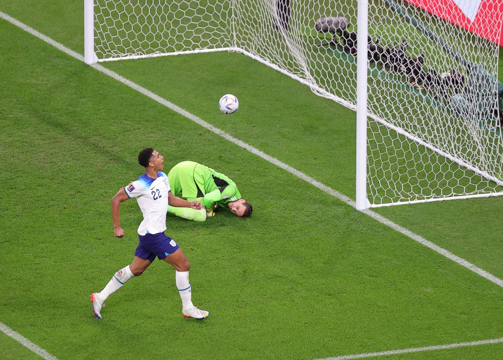 开云体育官网-包含足球比赛中一个运动员射门直入对方球门，精彩一击的词条