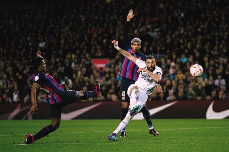 包含足球比赛中一个运动员射门直入对方球门,精彩一击的词条 包含足球比赛中一个运动员射门直入对方球门,精彩一击的词条