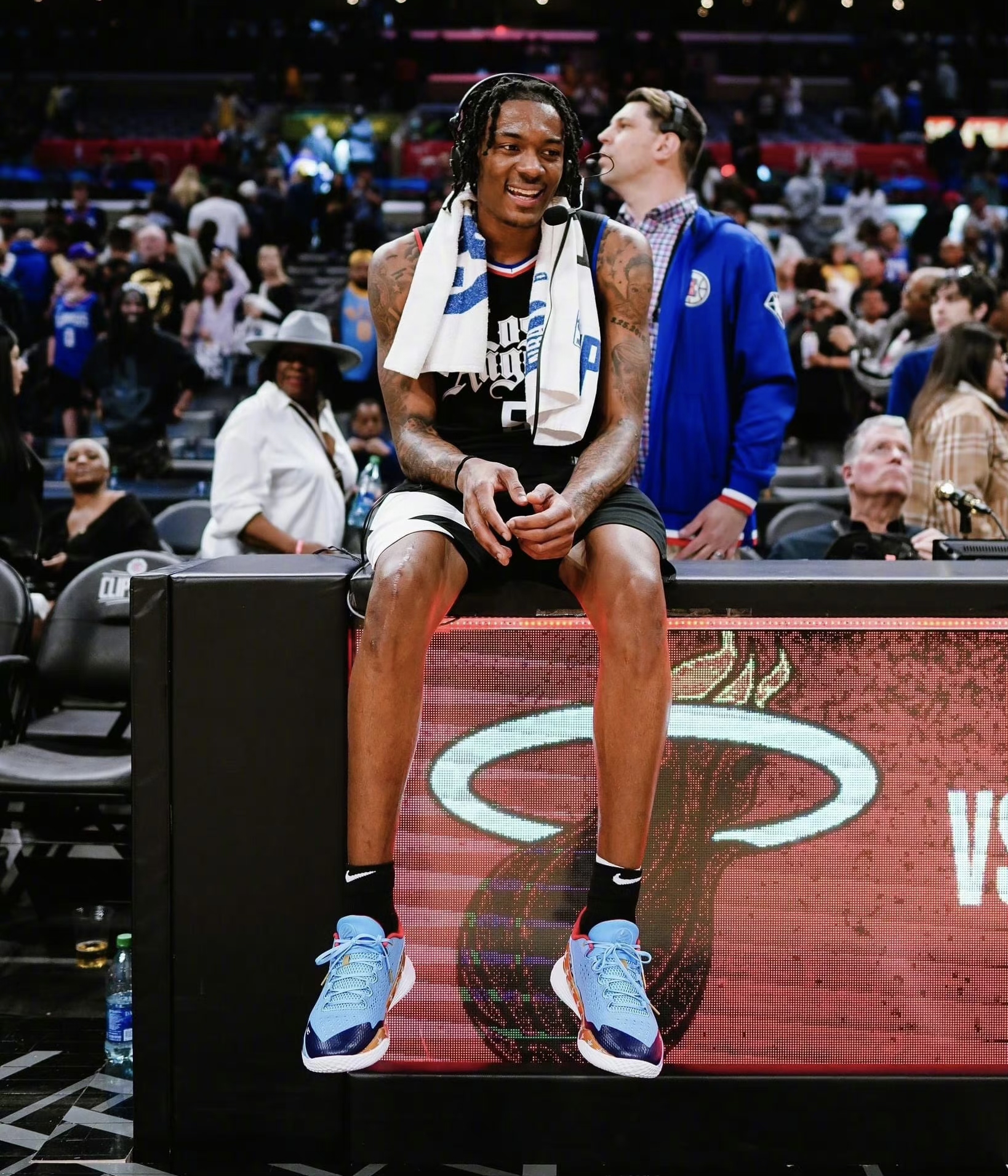 兰斯球员在比赛中展现出不俗技艺,吸引球迷眼球的简单介绍 兰斯球员在比赛中展现出不俗技艺,吸引球迷眼球的简单介绍