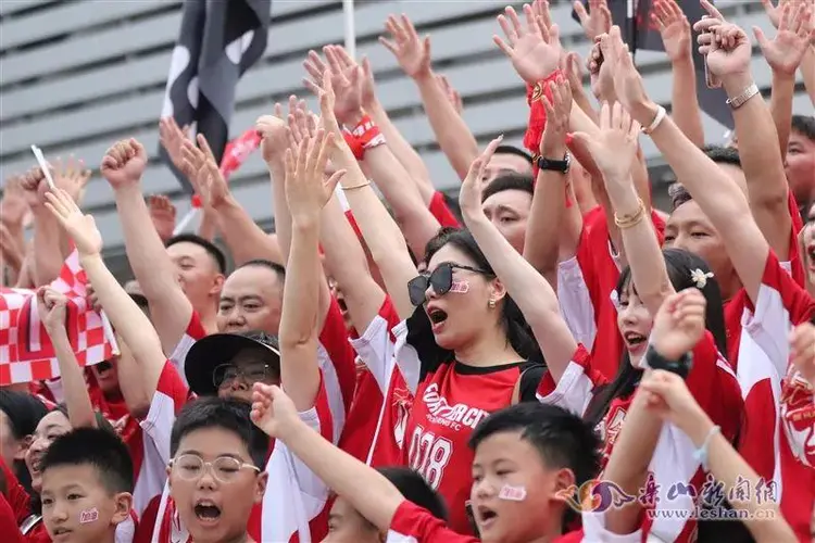 现场球迷热情高涨,赛场氛围热闹非凡的简单介绍 现场球迷热情高涨,赛场氛围热闹非凡的简单介绍