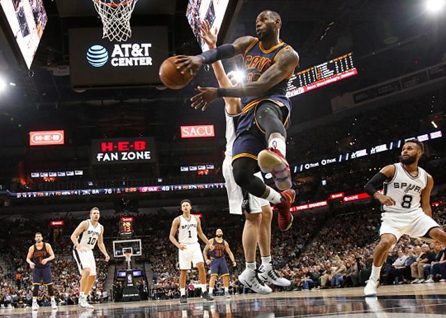 开云APP-巴塞罗那后防线连续失误詹姆斯借机得分的简单介绍