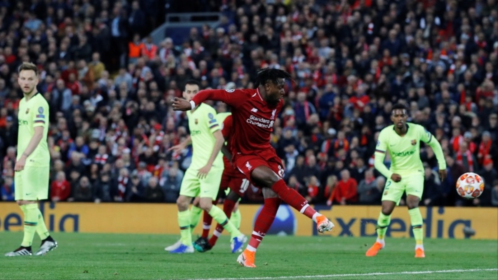 巴塞罗那后防线连续失误詹姆斯借机得分的简单介绍 巴塞罗那后防线连续失误詹姆斯借机得分的简单介绍