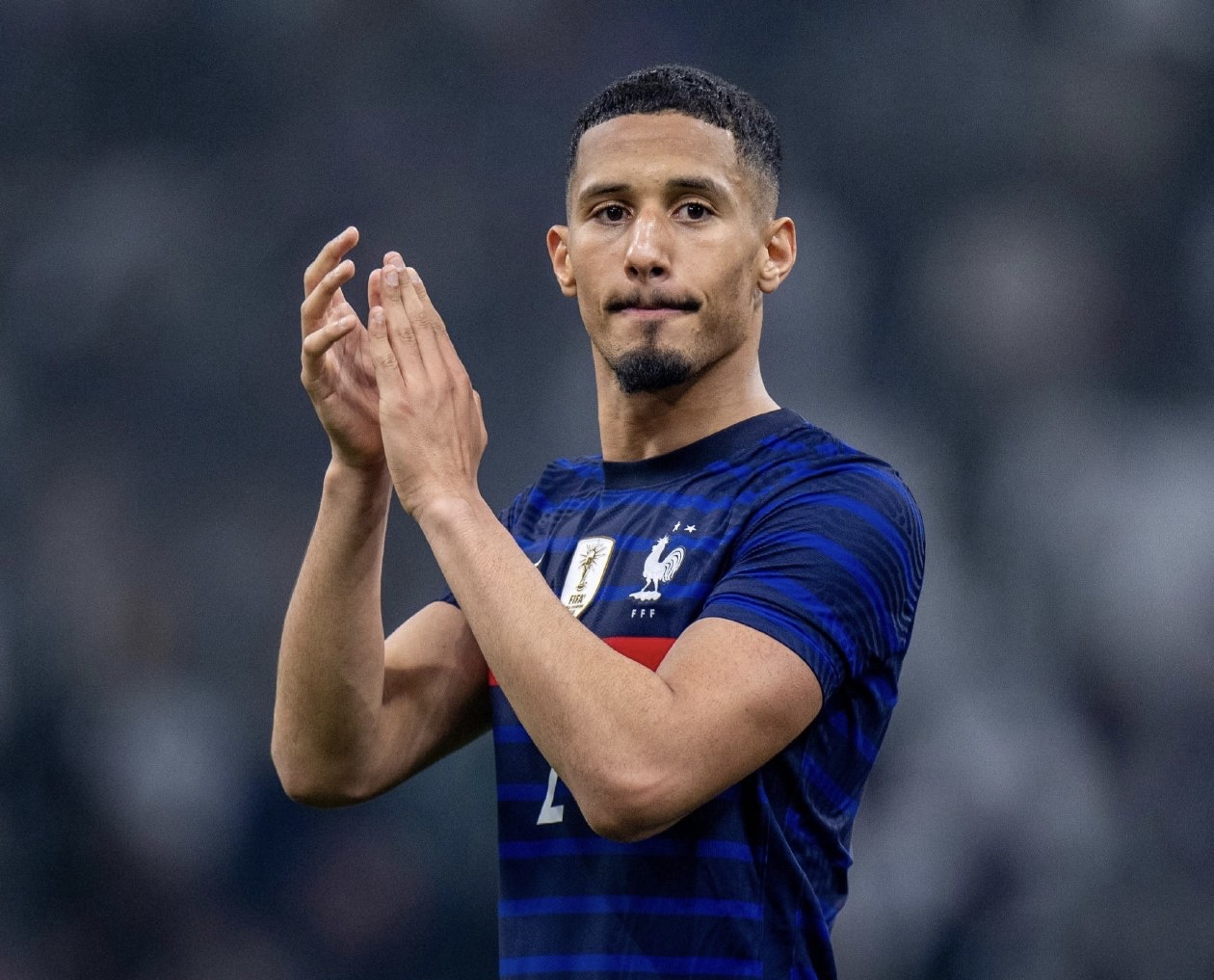 关于阿森纳后防连续失误，主帅面临压力的信息