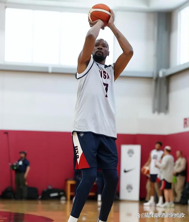 篮球队员因家庭伤情暂时缺席比赛