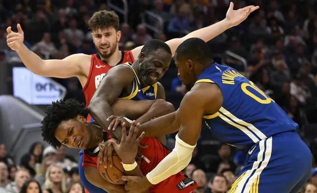 火箭主场力克勇士,逆袭取胜 火箭主场力克勇士,逆袭取胜