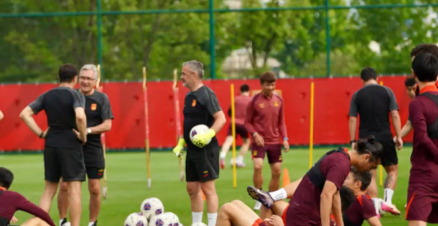 开云体育app-国家队备战世预赛，球员们尽力备战