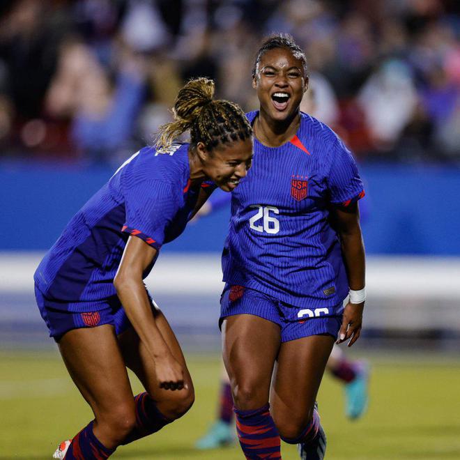 包含美国女足队员连入两球，实现逆转的词条