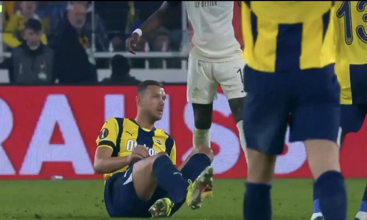 开云体育下载-法兰克福客场惨败，遭遇低迷