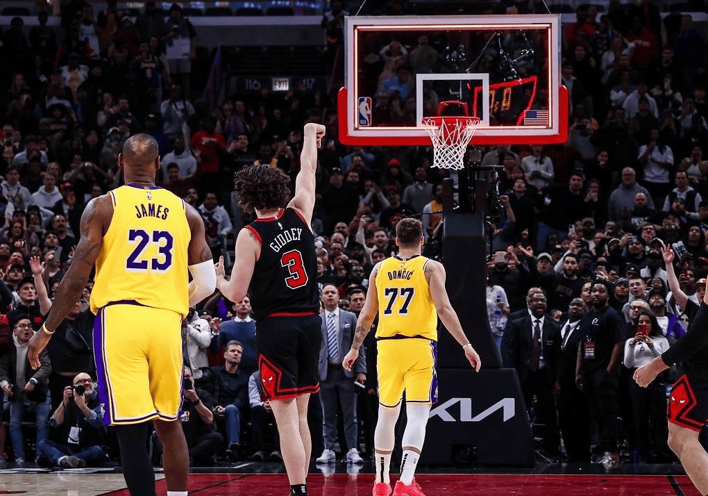 关于球星压哨绝杀,球迷热血沸腾狂欢的信息 关于球星压哨绝杀,球迷热血沸腾狂欢的信息