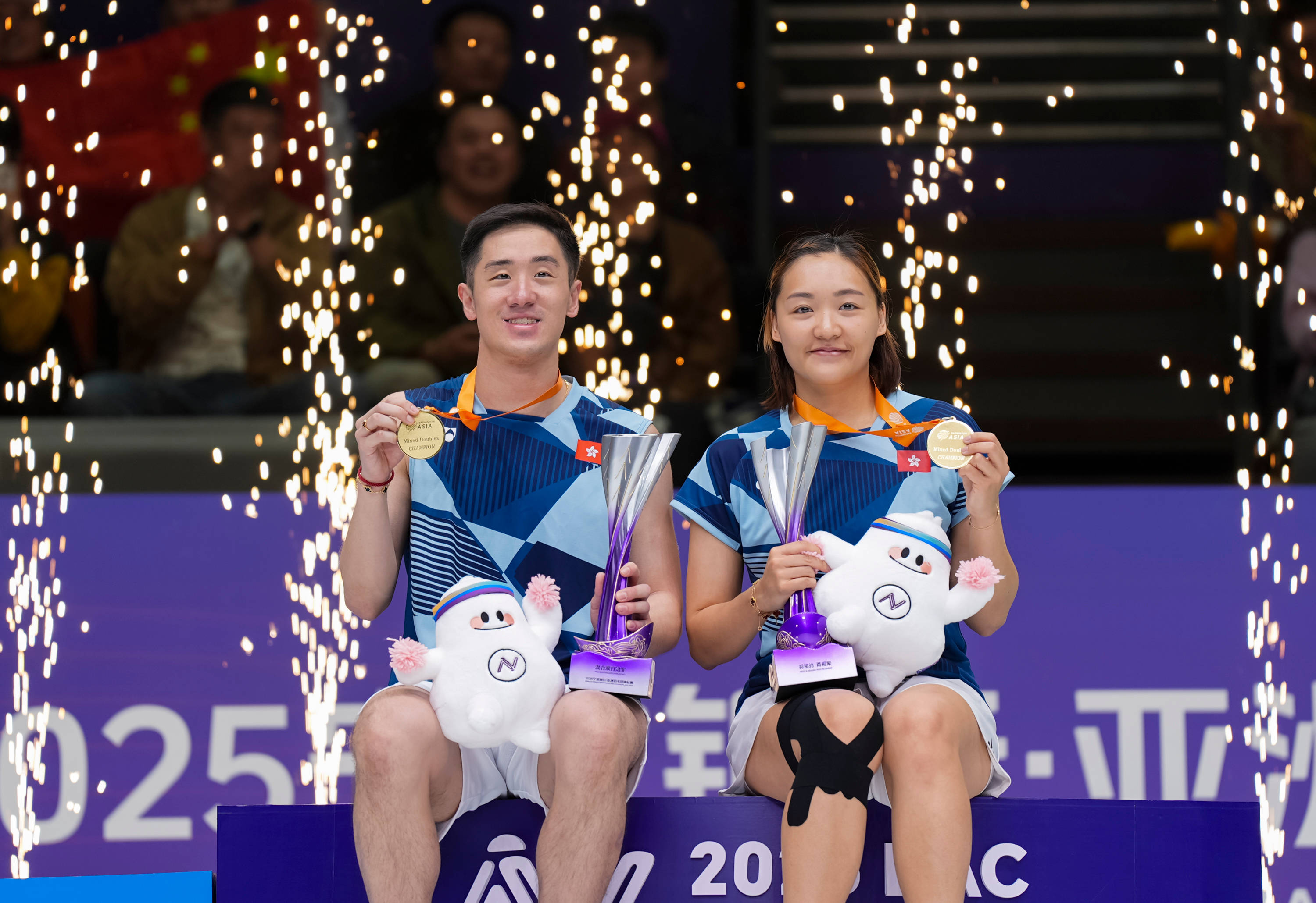 包含羽毛球赛场：泰国选手喜获金牌的词条