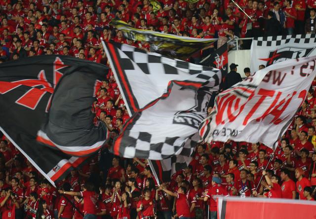 热刺横扫对手,赢得球迷掌声 热刺横扫对手,赢得球迷掌声