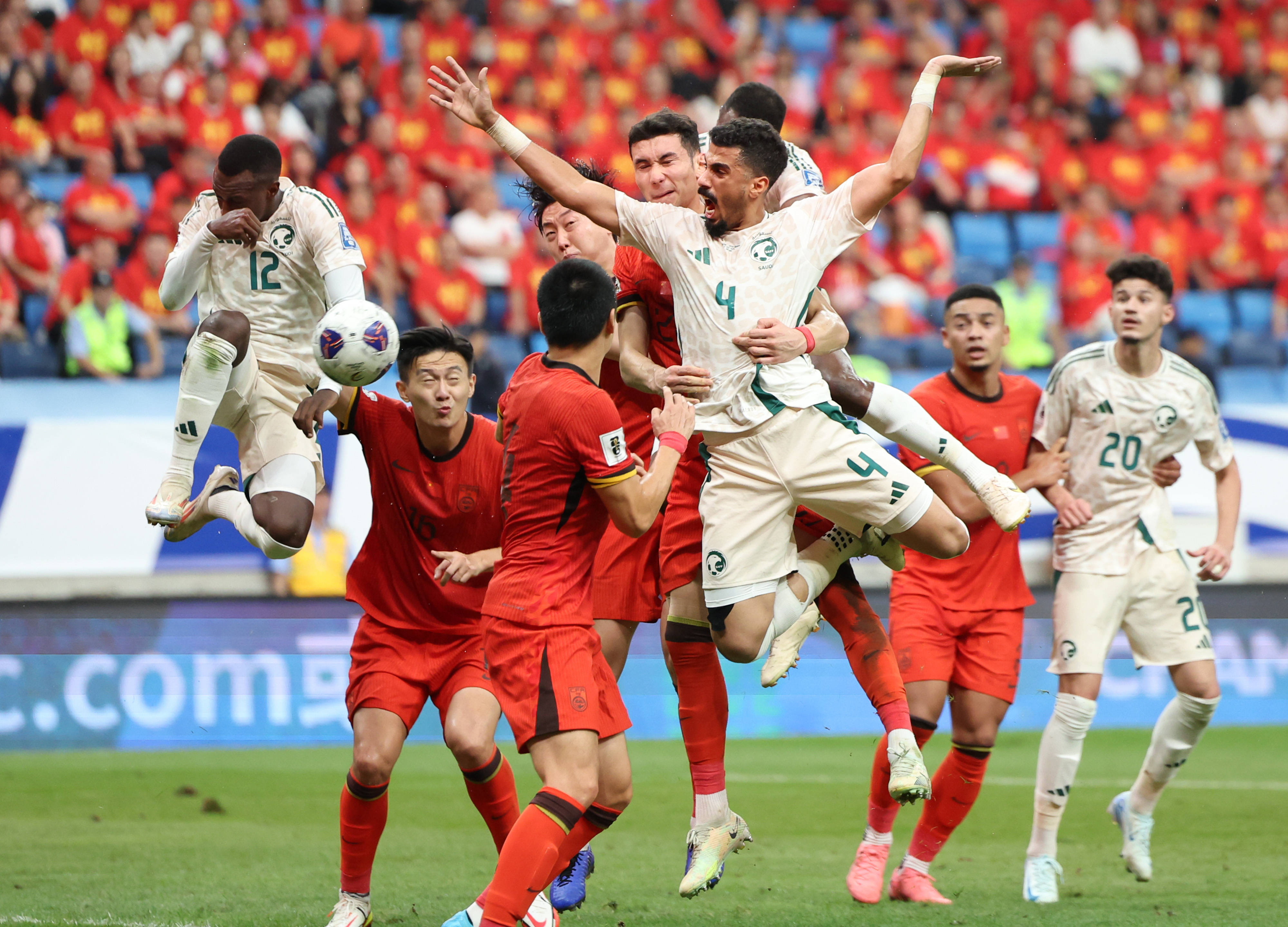 足球赛事中国家队战胜对手成功夺冠 足球赛事中国家队战胜对手成功夺冠