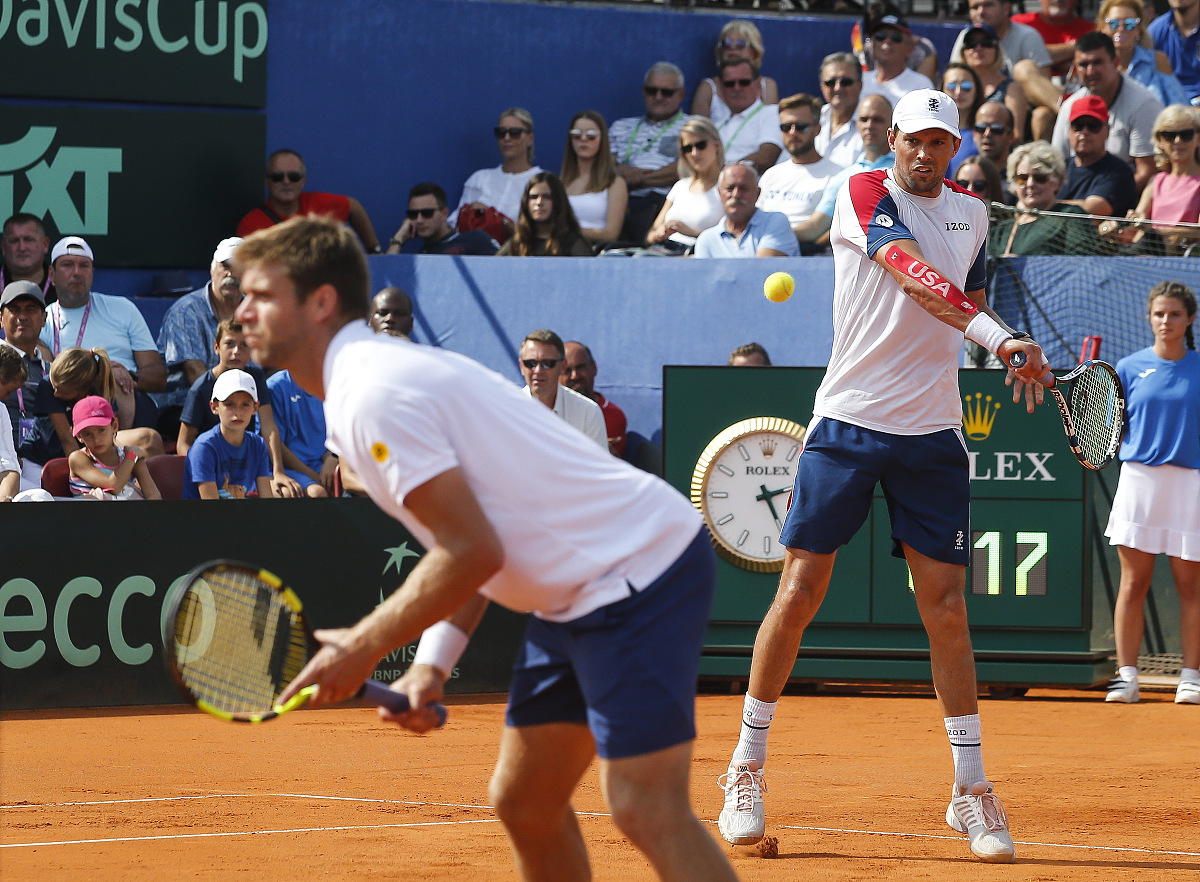 开云体育官网-网球赛事中勇士战胜对手成功伤退