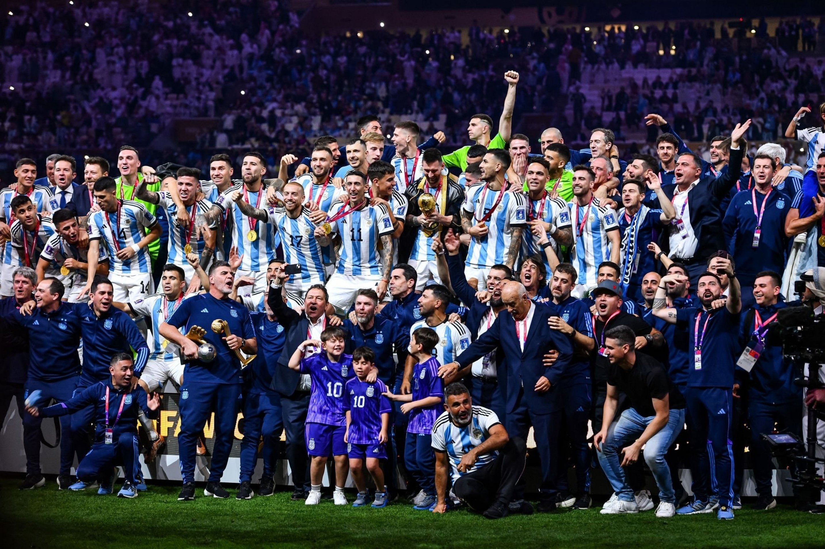 关于阿根廷运动员团结一心,以团队力量赢得胜利的信息 关于阿根廷运动员团结一心,以团队力量赢得胜利的信息