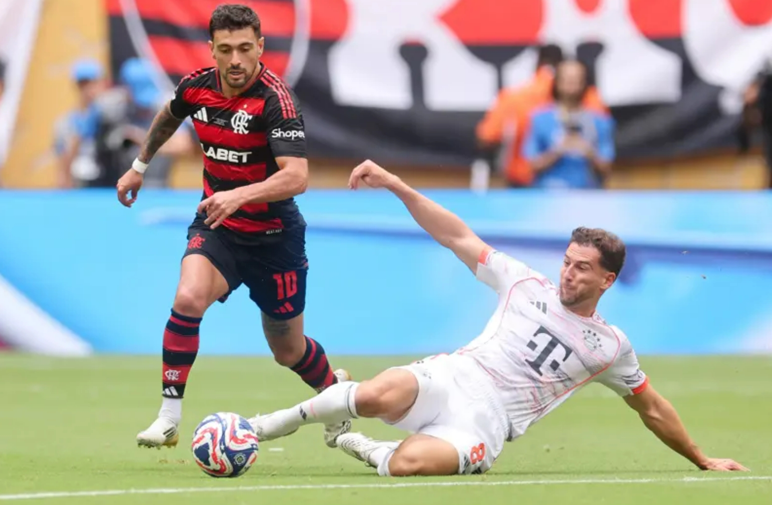 开云体育-精彩足球比赛场面绝佳，球员势均力敌的简单介绍