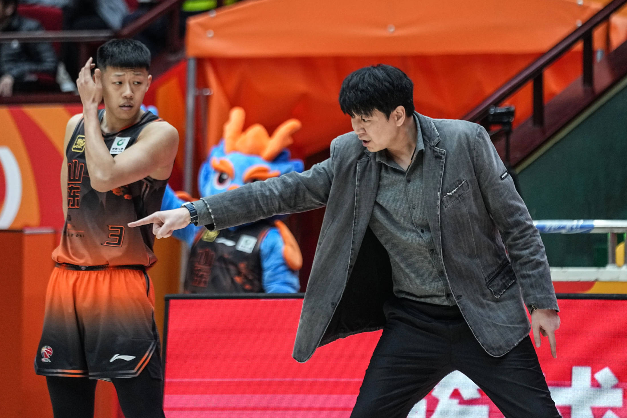 新一轮比赛实力悬殊，双方展开激烈对决