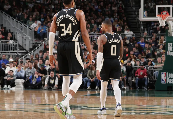 雄鹿队双塔组合发威，力压对手